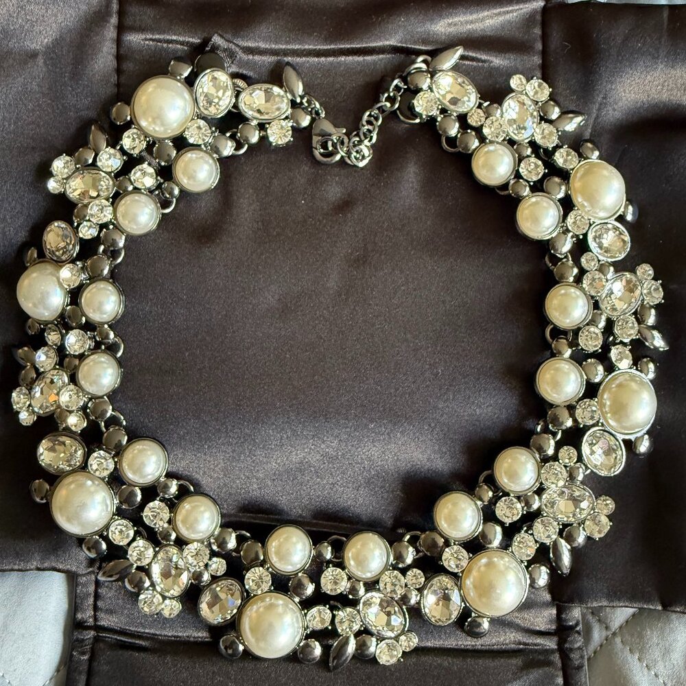 Faux pearl smodern statement-jewelry category necklace